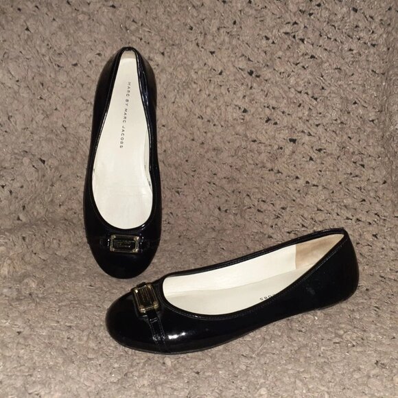 MARC BY MARC JACOBS-Black Patent Ballet Flat/Gold Plaque-Sz 37-Near Mint - Picture 1 of 7